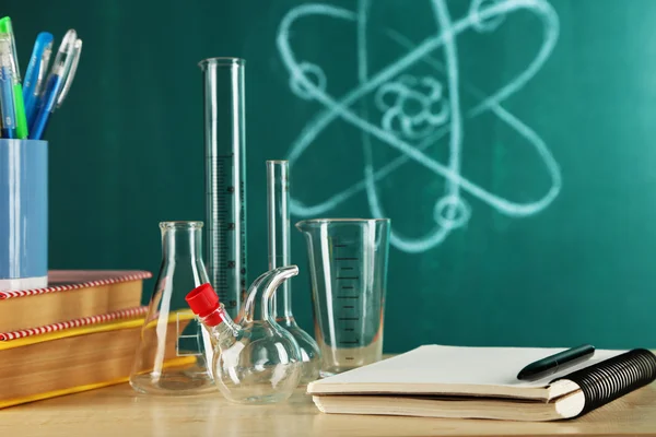 Schreibtisch im Chemieunterricht — Stockfoto
