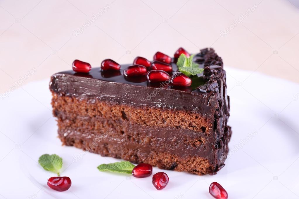 Delicieux Gateau Au Chocolat Decore Avec Des Graines De Grenade Sur La Table Image Libre De Droit Par Belchonock C