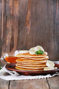 Nane, bal ve muz rustik ahşap zemin üzerine dilim ile krep yığını