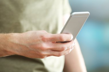 Parlak arka plan üzerinde mobil akıllı telefon kullanan adam