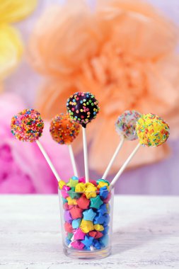 Tatlı kek cam üzerinde parlak arka plan masaya açılır