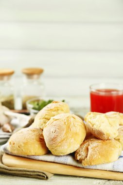 Taze ev yapımı ekmek buns--dan taze sarımsak ve ahşap zemin üzerine dereotu ile hamur mayaları