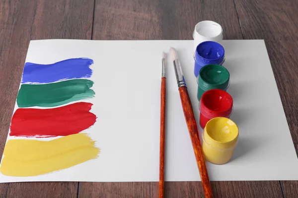 Farbstriche mit Pinsel und Farbdosen — Stockfoto