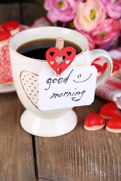 Cup of tea with card that says good morning on table close-up — Stock Photo, Image