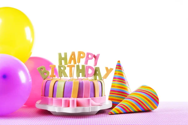 Смачний день народження торт на столі на білому тлі — стокове фото