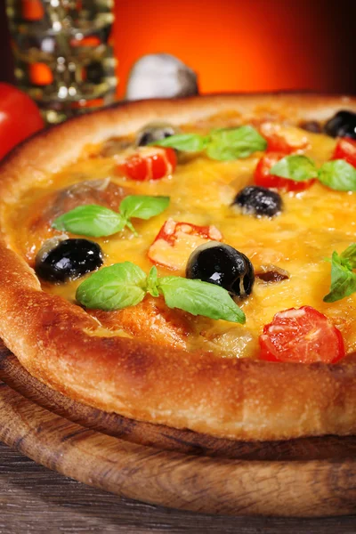 Pizza con formaggio e verdure su tavola di legno e sfondo scuro colorato — Foto Stock