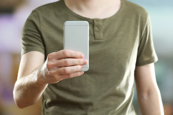 Mann benutzte Handy auf hellem Hintergrund — Stockfoto