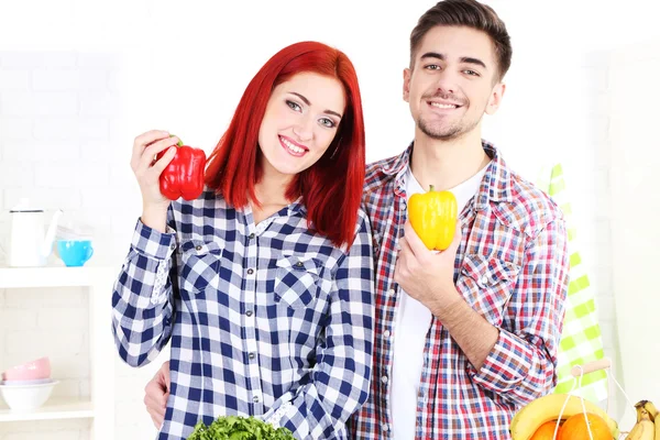 Casal juntos na cozinha — Fotografia de Stock