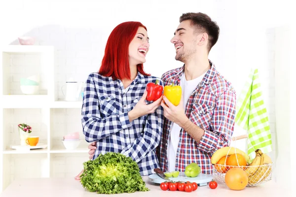 Couple ensemble dans la cuisine — Photo