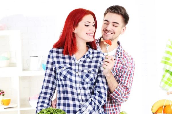 Couple preparing vegetable salad — Stock Photo, Image
