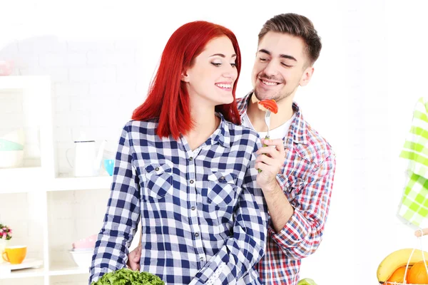 Pareja preparando ensalada de verduras —  Fotos de Stock