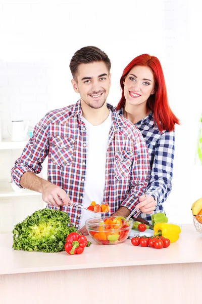 Paar bereitet Gemüsesalat zu — Stockfoto