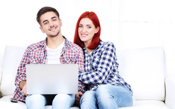 Pareja con cuaderno — Foto de Stock