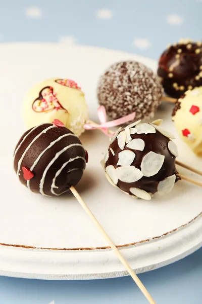 Leckere Cake Pops auf Teller, Nahaufnahme — Stockfoto