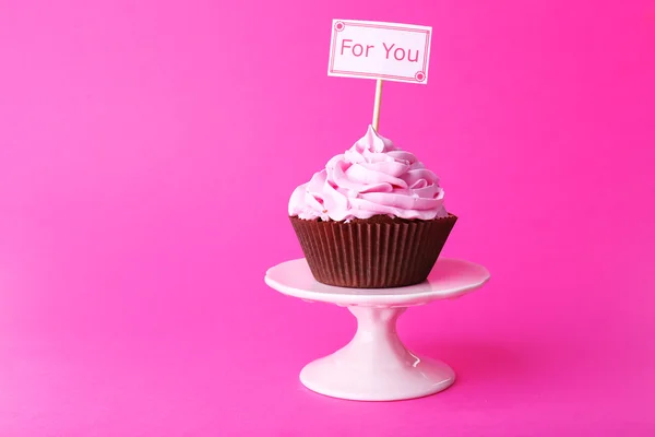 Bolo delicioso com inscrição em fundo rosa — Fotografia de Stock