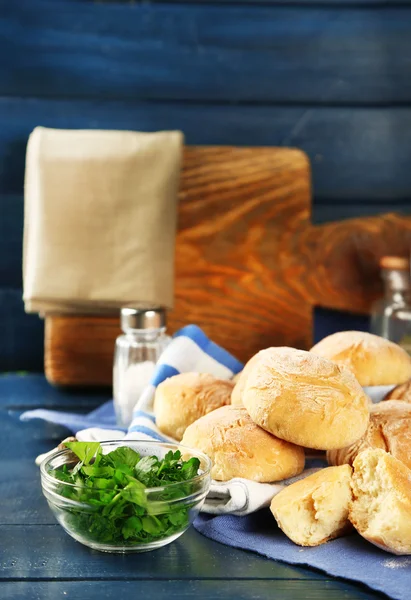 Panini freschi fatti in casa da pasta di lievito con aglio fresco e aneto, su sfondo di legno — Foto Stock