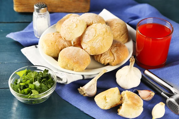 Färskt hembakat bröd bullar från jästdeg med färsk vitlök och dill, på trä bakgrund — Stockfoto