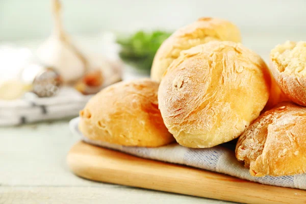 Färskt hembakat bröd bullar från jästdeg på trä bricka, på färg trä bakgrund — Stockfoto