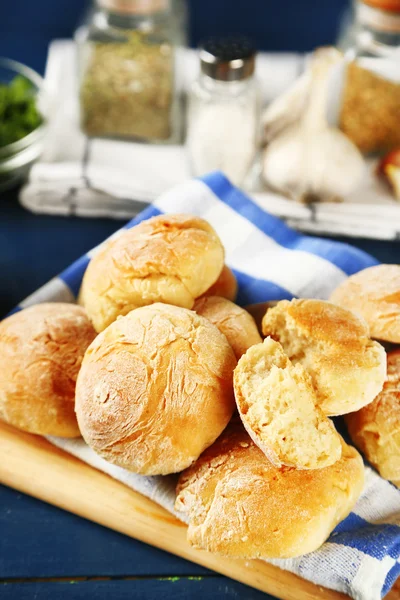 Färskt hembakat bröd bullar från jästdeg och burkar med kryddor, på färg trä bakgrund — Stockfoto