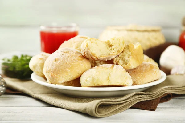 Fresh homemade bread buns from yeast dough with fresh garlic and dill, on wooden background — Stock Photo, Image