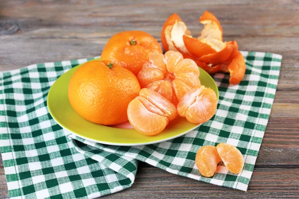 Tangerines in plate on table — Stock Photo, Image