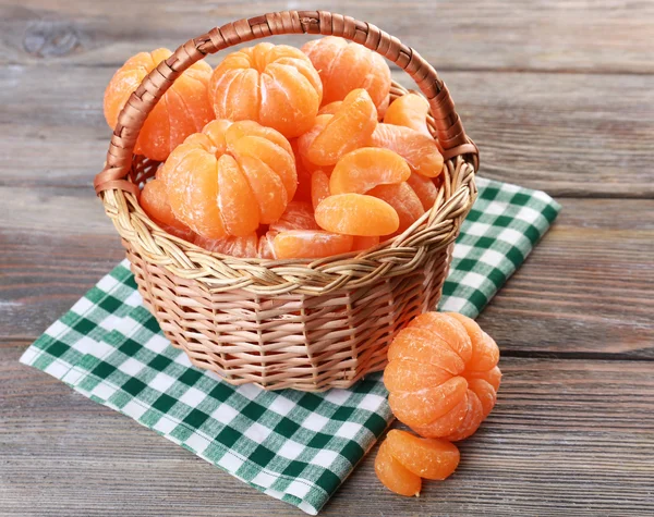 Mandarinas sobre mesa de madera —  Fotos de Stock