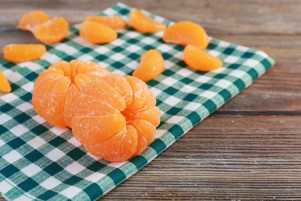 Mandarijnen op servet op tafel — Stockfoto