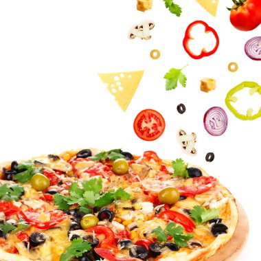 Lezzetli pizza ve düşen maddeler üzerinde beyaz izole