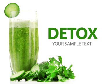 Beyaz, detoks kavramı izole salatalık kokteyl bardak