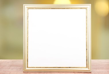 ahşap masa üzerinde fotoğraf çerçevesi