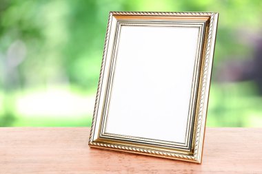 ahşap masa üzerinde fotoğraf çerçevesi