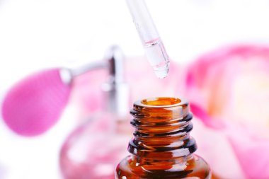 Damlalık şişe parfüm