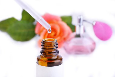 Damlalık şişe parfüm