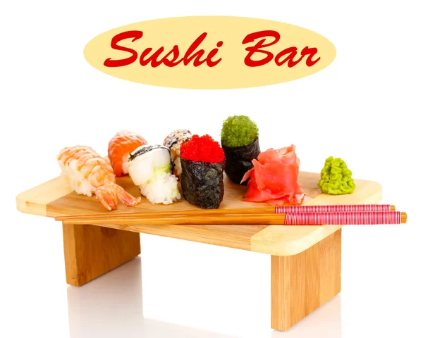 Pyszne sushi serwowane na pokładzie drewniane na białym tle biały z przestrzeni dla tekstu — Zdjęcie stockowe