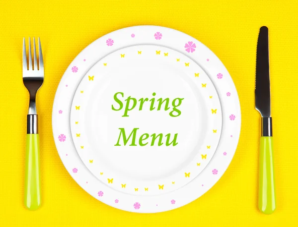 Placa con texto "Spring Menu", tenedor y cuchillo sobre fondo de mantel — Foto de Stock