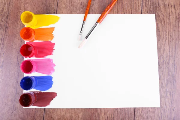 Maluj obrysy z puszek pędzel i farby — Zdjęcie stockowe