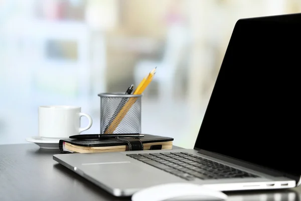 Moderner Laptop auf Tisch, auf hellem Hintergrund — Stockfoto