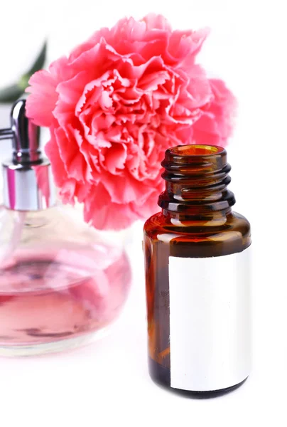 Frasco de perfume com cravo sobre fundo branco — Fotografia de Stock