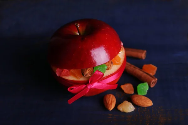 Rode appel gevuld met gedroogde vruchten — Stockfoto