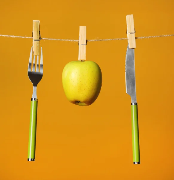 Vidlička, nůž a apple předsazení — Stock fotografie