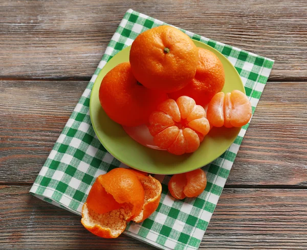 Tangerinas em placa na mesa — Fotografia de Stock