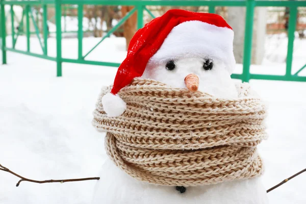 Rolig snögubbe i hatt — Stockfoto