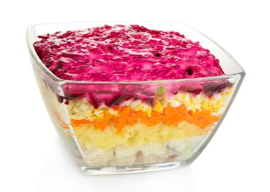 Rus ringa balığı salatası üzerine beyaz izole cam kase