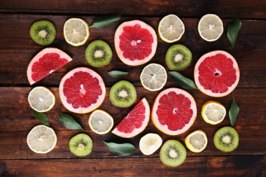 Olgun dilim limon, kivi ve greyfurt ahşap arka plan üzerinde