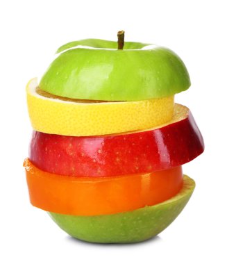 taze dilimlenmiş meyve üzerinde beyaz izole