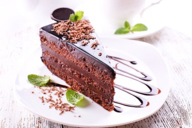 Nefis çikolatalı kek tabakta, açık arkaplanda.