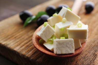 Tablo yakın çekim üzerinde beyaz peynir