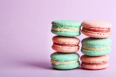 Renk arka plan üzerinde yumuşak renkli macaroons