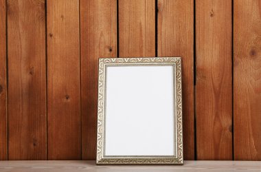 Ahşap yüzey ve ahşap duvar arka plan üzerinde fotoğraf çerçevesi