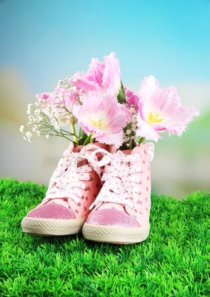 Gumshoes with flowers inside — Stock Photo, Image